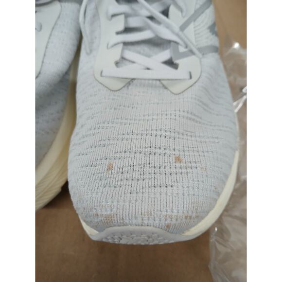 USED New Balance Women's FuelCell Propel V4 Running Shoe,Grey /Cloud, 9 Wide - Picture 6 of 7